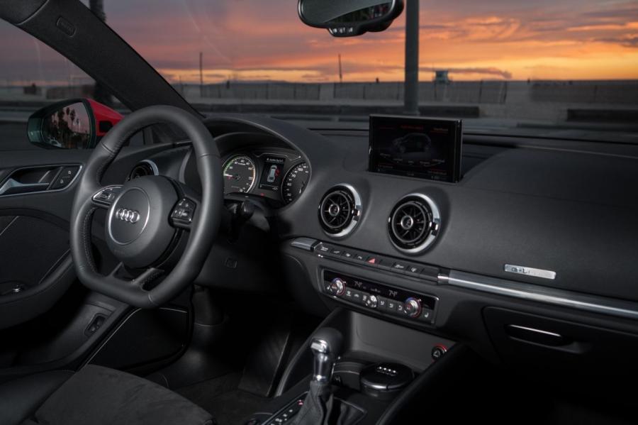 Торпедо Audi A3 Sportback e-Tron (8V) 2014 года  (фото 39 из 95)